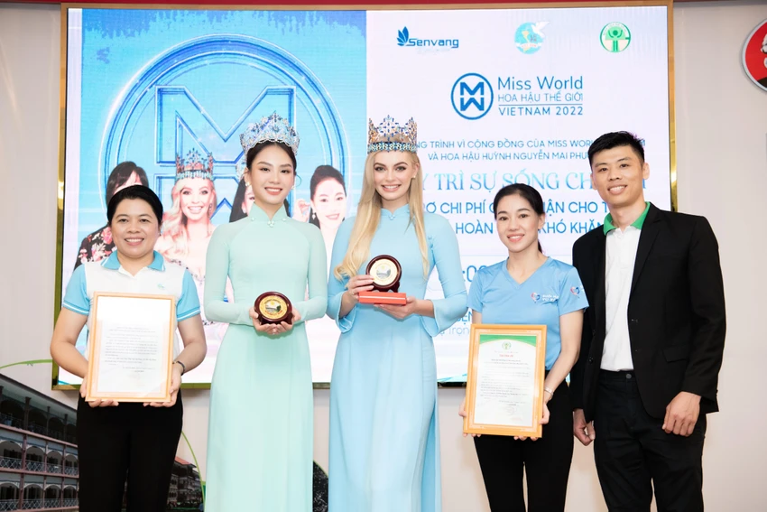 Hai nàng hậu nhận quà lưu niệm từ bệnh viện. Hai nàng hậu nhận quà lưu niệm từ bệnh viện.