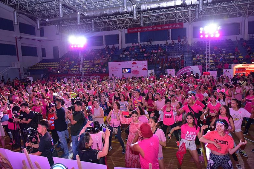 Ngày hội Nón hồng 2019 - 800 bệnh nhân và HLV tham gia đồng diễn Zumba.