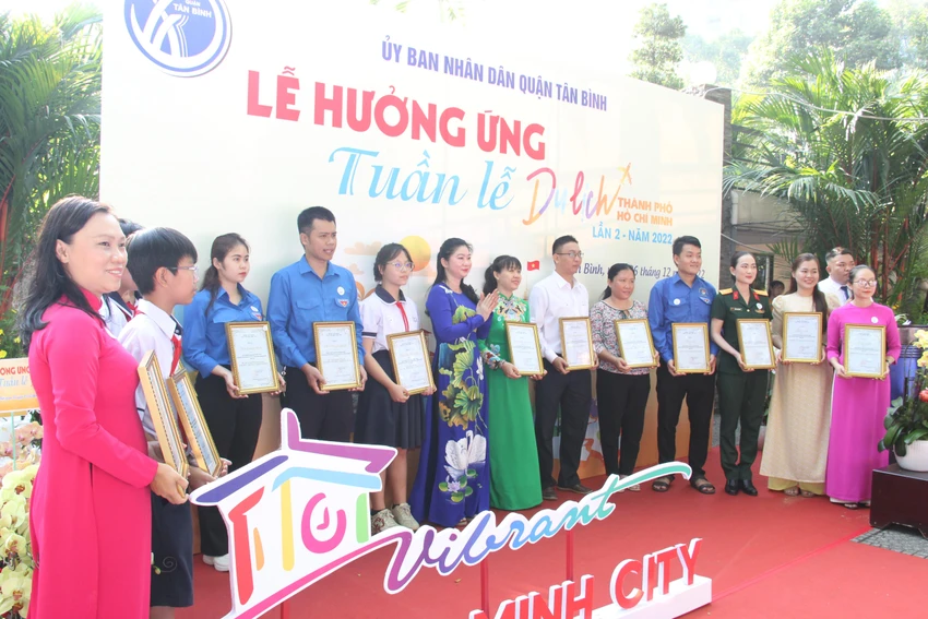Bà Thái Thị Lan Chi, Phó Chủ tịch UBND quận Tân Bình trao cho nhóm và các cá nhân ở bảng B.