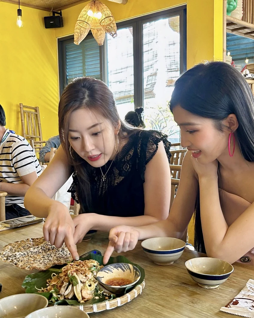 Phương Nhi thưởng thức cơm Việt cùng dàn hậu Hàn Quốc.