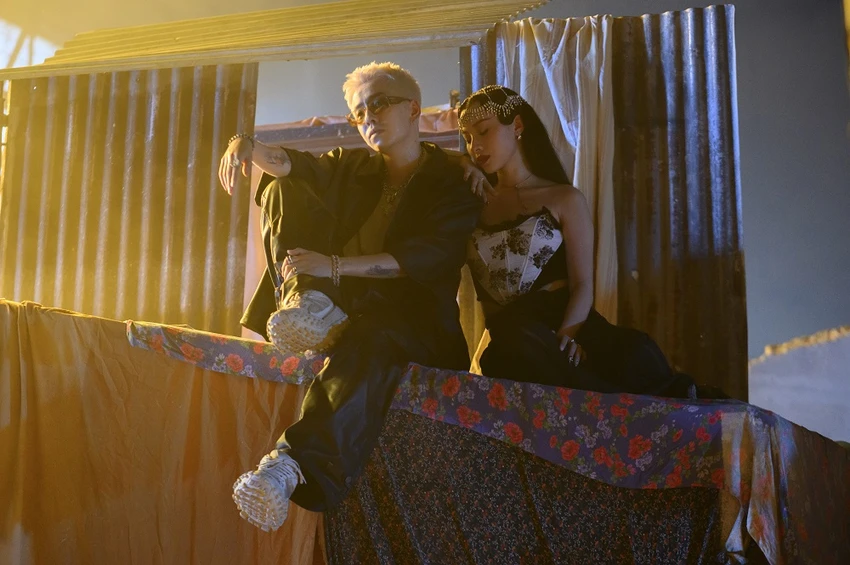 Mỹ Mỹ bên rapper Osad với phong cách Latin. Mỹ Mỹ bên rapper Osad với phong cách Latin.