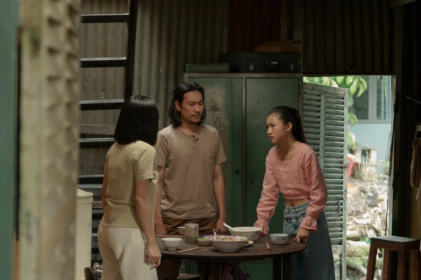 Gia đình của Kiều Minh Tuấn trong phim. Gia đình của Kiều Minh Tuấn trong phim.