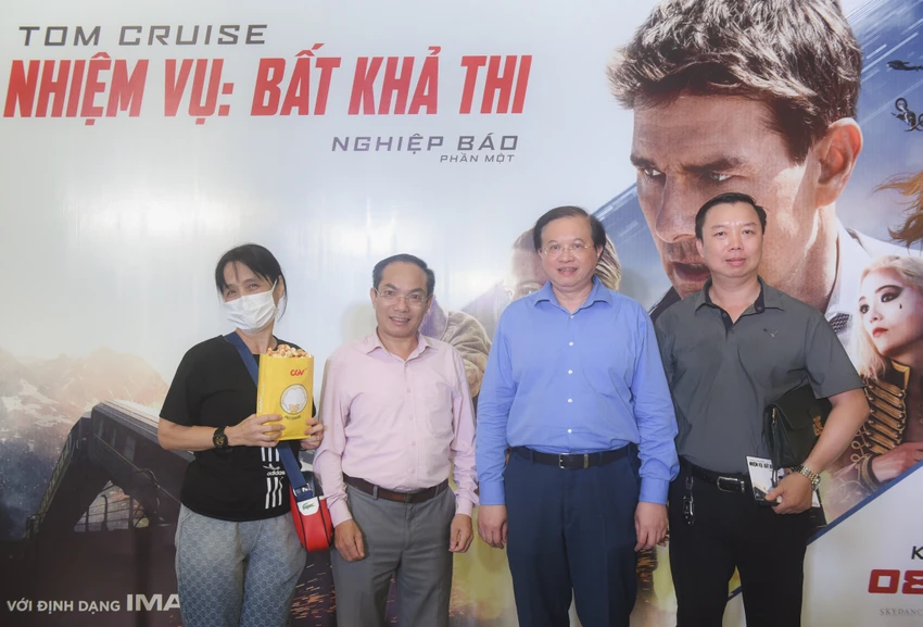 Ông Tạ Quang Đông - Thứ trưởng Bộ Văn hóa, Thể thao và Du lịch chia sẻ rằng bộ phim rất hấp dẫn, nhiều pha hành động cuốn hút người xem và không thể rời mắt khỏi màn hình. Ông Tạ Quang Đông - Thứ trưởng Bộ Văn hóa, Thể thao và Du lịch chia sẻ rằng bộ phim rất hấp dẫn, nhiều pha hành động cuốn hút người xem và không thể rời mắt khỏi màn hình.