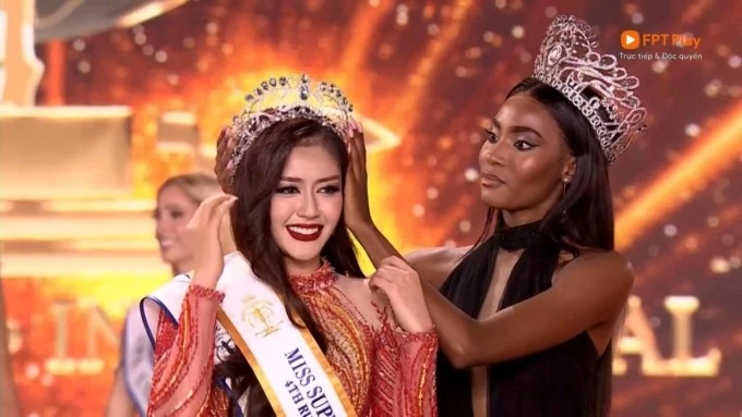 Đương kim Hoa hậu Siêu quốc gia 2022 trao danh hiệu á hậu 4 cho đại diện Việt Nam. Ảnh: FPT Play Đương kim Hoa hậu Siêu quốc gia 2022 trao danh hiệu á hậu 4 cho đại diện Việt Nam. Ảnh: FPT Play