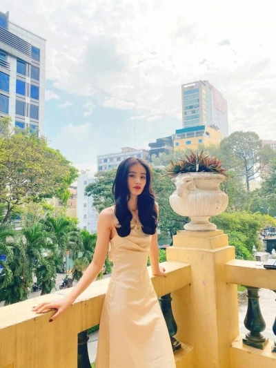 Cô có dáng người cao, mảnh khảnh.