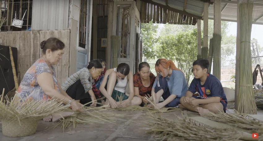 Thùy Tiên và MisThy cùng nhau trải nghiệm đan bàng. Thùy Tiên và MisThy cùng nhau trải nghiệm đan bàng.
