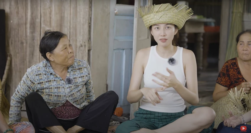 Thùy Tiên đang chia sẻ với cô Út Loan. Thùy Tiên đang chia sẻ với cô Út Loan.