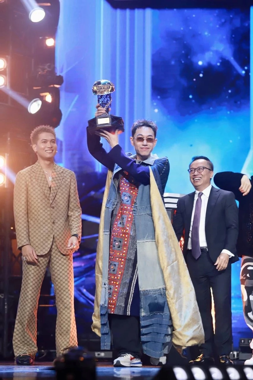 Double2T đăng quang Quán quân Rap Việt mùa 3. Ảnh: Chụp màn hình Double2T đăng quang Quán quân Rap Việt mùa 3. Ảnh: Chụp màn hình