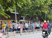 Cần đi lại với các tỉnh, người dân TP.HCM đổ xô xét nghiệm COVID-19