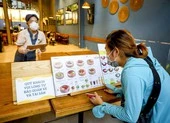 Quận 7 mở cửa: Người dân bắt đầu đi ngân hàng, mua đồ ăn, mua điện thoại