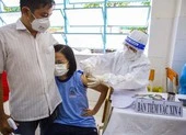 Chùm ảnh: Học sinh lớp 12 được tiêm vaccine, mong sớm trở lại trường học