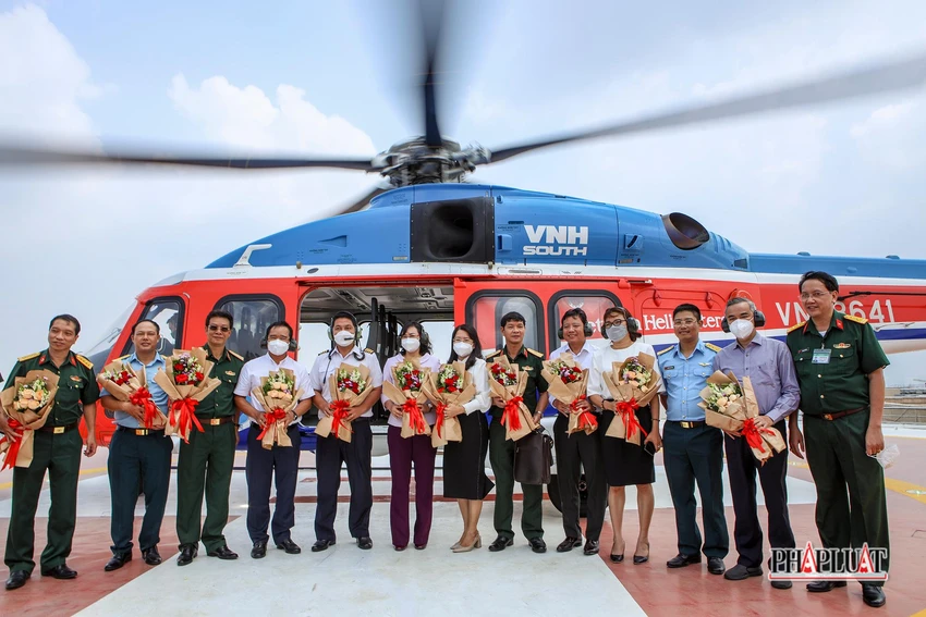 Đoàn khảo sát thực hiện chuyến bay sáng ngày 12-4. Ảnh: NGUYỆT NHI Đoàn khảo sát thực hiện chuyến bay sáng ngày 12-4. Ảnh: NGUYỆT NHI