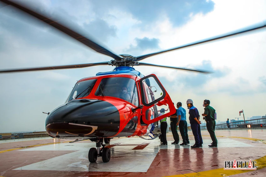 Chuyến bay khảo sát xây dựng sản phẩm du lịch “ngắm TP.HCM từ trên cao” bằng phương tiện máy bay trực thăng. Ảnh: NGUYỆT NHI Chuyến bay khảo sát xây dựng sản phẩm du lịch “ngắm TP.HCM từ trên cao” bằng phương tiện máy bay trực thăng. Ảnh: NGUYỆT NHI