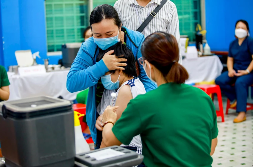 Nhiều em học sinh tỏ ra hồi hộp trước khi tiêm, nhờ có ba mẹ theo động viên các em mạnh dạn hơn.