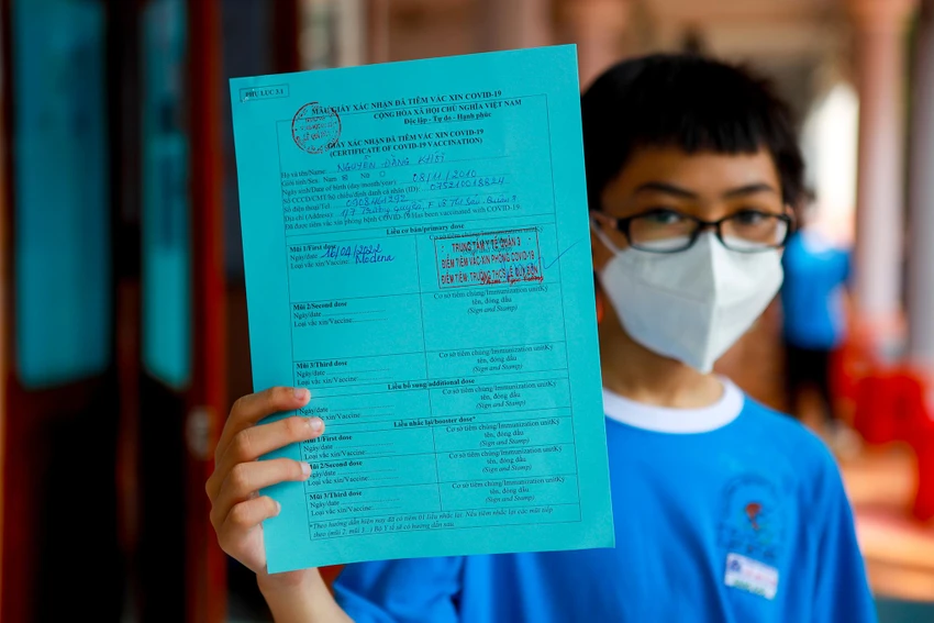 Sau khi tiêm, trẻ được cấp giấy chứng nhận tiêm chủng.