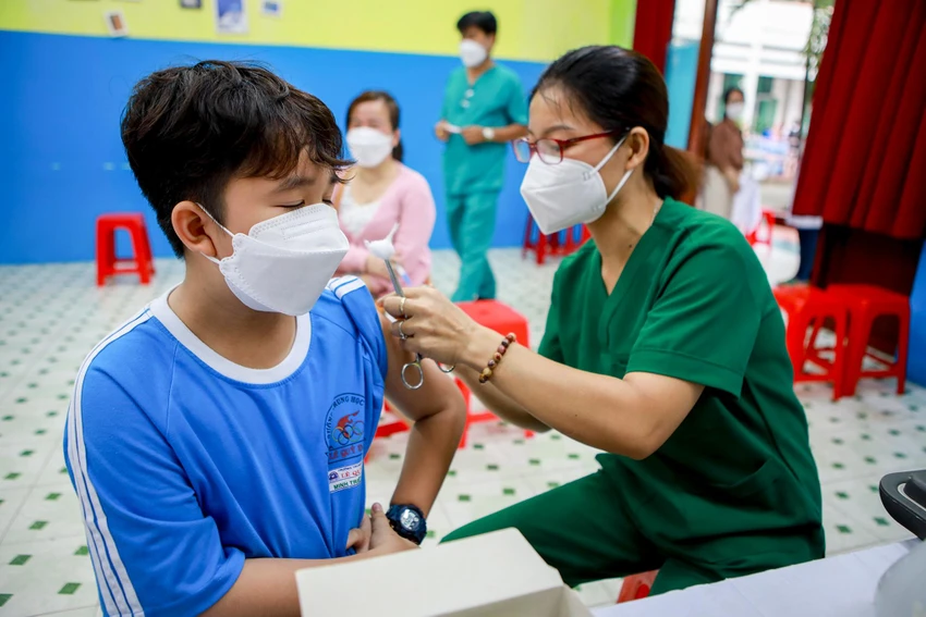 Em Đỗ minh Triết, lớp 6/8 là học sinh tiêm đầu tiên trong sáng nay. "Trước khi tiêm em cảm thấy hơi sợ, nhưng khi tiêm cô y tế tiêm làm rất nhanh, em không cảm thấy đau" - Minh Triết cho biết. Chị Nguyễn Thị Phương Anh (phụ huynh)T cho biết, dù nhà xa nhưng cũng tranh thủ đưa con đến thật sớm để tiêm vaccine, chị mong con có sức đề kháng để chống lại dịch bệnh.