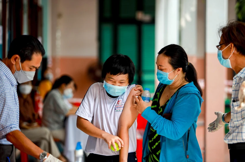 Phụ huynh theo sát chăm sóc, động viên các em.