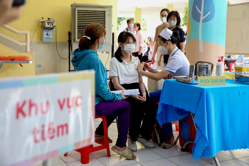 Điểm tiêm cho học sinh lớp 6 tại Trường tiểu học Nguyễn Bỉnh Khiêm, quận 1.