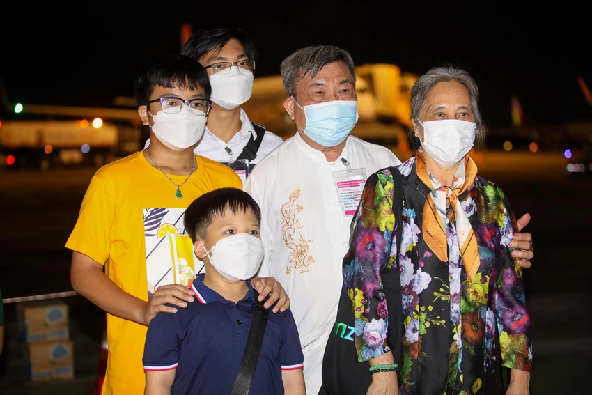 Nhiều đồng nghiệp, người thân đã có mặt từ sớm để đón các chiến sĩ mũ nồi xanh. Nhiều đồng nghiệp, người thân đã có mặt từ sớm để đón các chiến sĩ mũ nồi xanh.