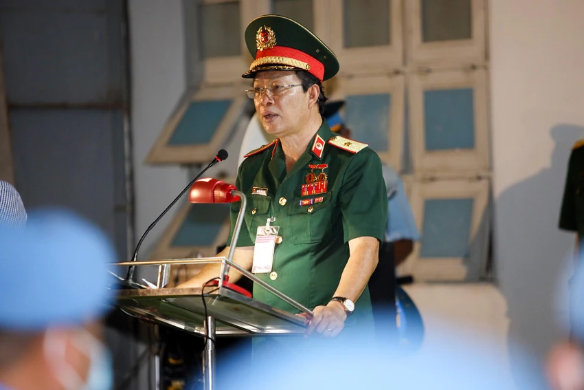 "Ngày hôm nay chúng ta đón Bệnh viện dã chiến cấp 2 số 3 hoàn thành xuất sắc nhiệm vụ trở về nước. Các bạn đã trải qua thời gian rất khó khăn trong đại dịch COVID-19. Các bạn không chỉ chăm sóc sức khỏe cho phái bộ, người dân bản địa mà còn giúp đỡ người dân trong sinh hoạt, trong cuộc sống. Những thành tích đạt được ấy đã làm sáng lên hình ảnh người chiến sĩ nhân dân Việt Nam, người quân y cách mạng Việt Nam bản lĩnh và chuyên nghiệp' - Thiếu tướng Nguyễn Hồng Sơn nói. "Ngày hôm nay chúng ta đón Bệnh viện dã chiến cấp 2 số 3 hoàn thành xuất sắc nhiệm vụ trở về nước. Các bạn đã trải qua thời gian rất khó khăn trong đại dịch COVID-19. Các bạn không chỉ chăm sóc sức khỏe cho phái bộ, người dân bản địa mà còn giúp đỡ người dân trong sinh hoạt, trong cuộc sống. Những thành tích đạt được ấy đã làm sáng lên hình ảnh người chiến sĩ nhân dân Việt Nam, người quân y cách mạng Việt Nam bản lĩnh và chuyên nghiệp' - Thiếu tướng Nguyễn Hồng Sơn nói.