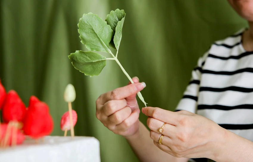 Tùy vào đặc điểm của mỗi loại cây hoặc hoa sẽ có cách làm khác nhau, nhưng đều sẽ trải qua các bước cơ bản: Trộn đất sét, pha màu theo bộ phận của cây, tạo hình các bộ phận hoa, cây, cuối cùng là tô màu và ghép lên cành hoàn chỉnh. Tùy vào đặc điểm của mỗi loại cây hoặc hoa sẽ có cách làm khác nhau, nhưng đều sẽ trải qua các bước cơ bản: Trộn đất sét, pha màu theo bộ phận của cây, tạo hình các bộ phận hoa, cây, cuối cùng là tô màu và ghép lên cành hoàn chỉnh.