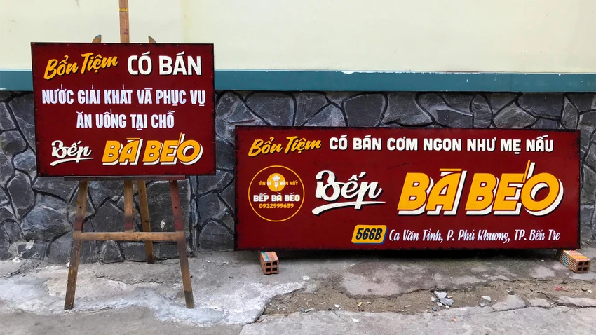 Các quán ăn, quán cà phê lựa chọn bảng hiệu vẽ tay bởi cảm giác gần gũi, giãn dị của nó, nhờ đó thu hút khách hàng hơn. Các quán ăn, quán cà phê lựa chọn bảng hiệu vẽ tay bởi cảm giác gần gũi, giãn dị của nó, nhờ đó thu hút khách hàng hơn.