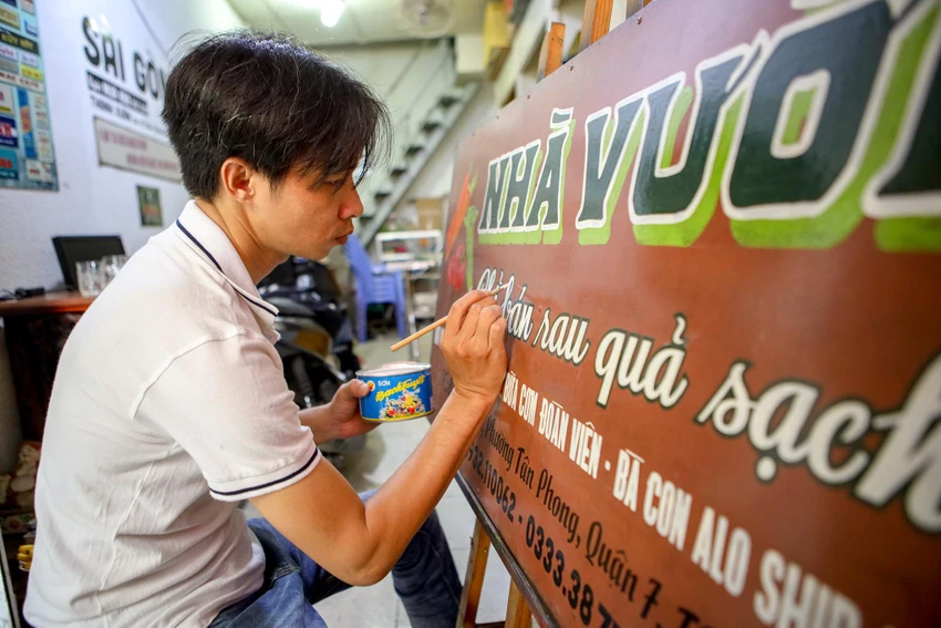Sau khi tốt nghiệp một trường thiết kế đồ họa ở TP.HCM, anh Bảo quyết định ở lại nơi này khởi nghiệp với nghề vẽ quảng cáo và những bảng hiệu vẽ tay của anh chính thức ra đời. Sau khi tốt nghiệp một trường thiết kế đồ họa ở TP.HCM, anh Bảo quyết định ở lại nơi này khởi nghiệp với nghề vẽ quảng cáo và những bảng hiệu vẽ tay của anh chính thức ra đời.