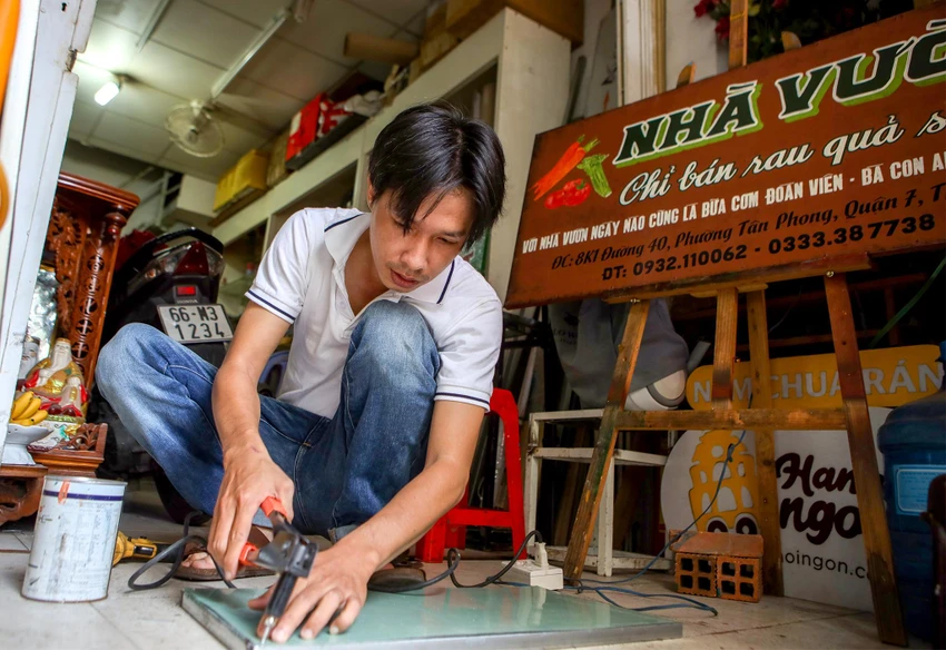Anh Bảo sử dụng khung sắt và nền tôn để làm bảng hiệu. Anh Bảo sử dụng khung sắt và nền tôn để làm bảng hiệu.