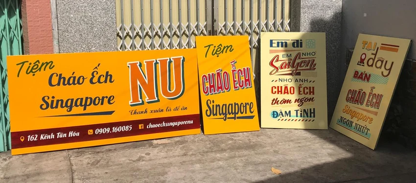 Ngoài bảng hiệu, anh Bảo còn vẽ thêm các khung trang trí bên trong quán, phục vụ nhu cầu của khách hàng. Ngoài bảng hiệu, anh Bảo còn vẽ thêm các khung trang trí bên trong quán, phục vụ nhu cầu của khách hàng.