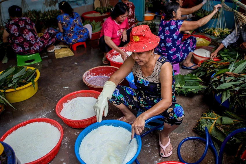 Công đoạn đầu tiên làm bánh ú lá tre là ngâm gạo nếp với nước tro. Công việc này thường bắt đầu một ngày trước khi gói bánh. Công đoạn đầu tiên làm bánh ú lá tre là ngâm gạo nếp với nước tro. Công việc này thường bắt đầu một ngày trước khi gói bánh.