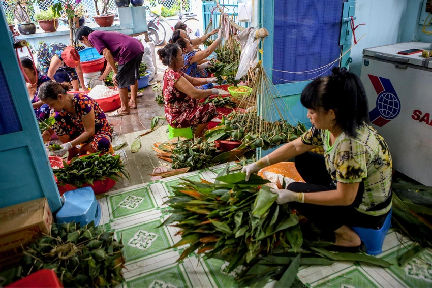 Cận Tết Đoan Ngọ 2022, nhiều hộ dân sinh sống tại những con hẻm trên đường Phạm Thế Hiển, quận 8, TP.HCM chuẩn bị gói hàng ngàn chiếc bánh ú lá tre. Cận Tết Đoan Ngọ 2022, nhiều hộ dân sinh sống tại những con hẻm trên đường Phạm Thế Hiển, quận 8, TP.HCM chuẩn bị gói hàng ngàn chiếc bánh ú lá tre.