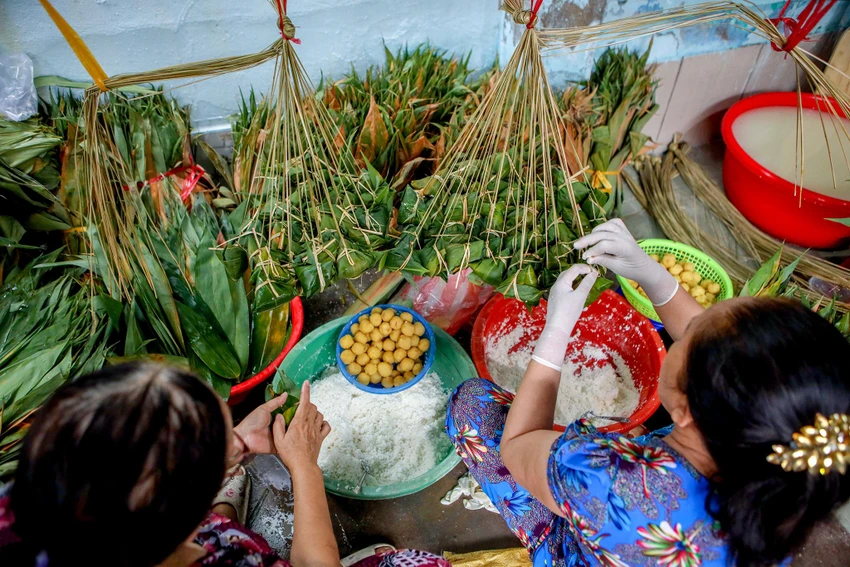 Tại đây, nghề gói bánh ú lá tre được xem là nghề "cha truyền con nối". Hễ đến ngày này, những người trong một gia đình sẻ chia nhau làm các công đoạn gói bánh như: xào nhân, gói, luộc bánh, canh lửa.... Tại đây, nghề gói bánh ú lá tre được xem là nghề "cha truyền con nối". Hễ đến ngày này, những người trong một gia đình sẻ chia nhau làm các công đoạn gói bánh như: xào nhân, gói, luộc bánh, canh lửa....