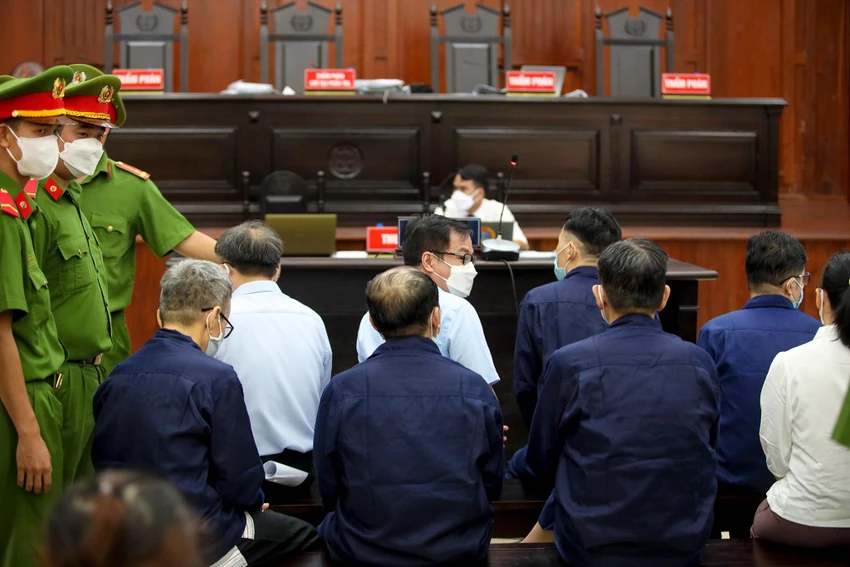 Trước đó, ngày 5-5, phiên tòa được mở nhưng HĐXX cho biết bị cáo Nguyễn Trường Bảo Khánh (cựu thành viên HĐTV IPC) có đơn xin hoãn phiên toà do mắc Covid-19. Ngoài ra, đại diện Công ty Nguyễn Kim vắng mặt tại toà. Sau khi xem xét, HĐXX quyết định hoãn phiên tòa để đảm bảo quyền lợi cho bị cáo Khánh và Công ty Sadeco do kháng cáo của Sadeco liên quan đến Công ty Nguyễn Kim. Trước đó, ngày 5-5, phiên tòa được mở nhưng HĐXX cho biết bị cáo Nguyễn Trường Bảo Khánh (cựu thành viên HĐTV IPC) có đơn xin hoãn phiên toà do mắc Covid-19. Ngoài ra, đại diện Công ty Nguyễn Kim vắng mặt tại toà. Sau khi xem xét, HĐXX quyết định hoãn phiên tòa để đảm bảo quyền lợi cho bị cáo Khánh và Công ty Sadeco do kháng cáo của Sadeco liên quan đến Công ty Nguyễn Kim.