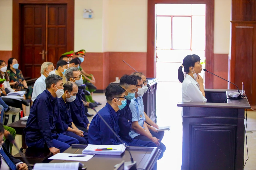 Bảy bị cáo khác kháng cáo xin giảm nhẹ hình phạt gồm: Tề Trí Dũng, Phạm Văn Thông (cựu Phó chánh văn phòng Thành ủy), Huỳnh Phước Long (cựu Trưởng phòng Quản lý đầu tư kinh doanh vốn của Văn phòng Thành ủy), Trần Công Thiện (cựu Tổng giám đốc Công ty TNHH MTV đầu tư và xây dựng Tân Thuận), Trần Đăng Linh (cựu Phó tổng giám đốc IPC), Vũ Xuân Đức (cựu Phó tổng giám đốc IPC), Đỗ Công Hiệp (cựu Kế toán trưởng SADECO). Bị cáo Nguyễn Văn Minh (cựu Trưởng ban kiểm soát Công ty SADECO) kháng cáo xin xem xét lại tội danh và mức án. Bị cáo Nguyễn Trường Bảo Khánh (cựu thành viên HĐTV IPC) xin giảm nhẹ hình phạt và hưởng án treo Bảy bị cáo khác kháng cáo xin giảm nhẹ hình phạt gồm: Tề Trí Dũng, Phạm Văn Thông (cựu Phó chánh văn phòng Thành ủy), Huỳnh Phước Long (cựu Trưởng phòng Quản lý đầu tư kinh doanh vốn của Văn phòng Thành ủy), Trần Công Thiện (cựu Tổng giám đốc Công ty TNHH MTV đầu tư và xây dựng Tân Thuận), Trần Đăng Linh (cựu Phó tổng giám đốc IPC), Vũ Xuân Đức (cựu Phó tổng giám đốc IPC), Đỗ Công Hiệp (cựu Kế toán trưởng SADECO). Bị cáo Nguyễn Văn Minh (cựu Trưởng ban kiểm soát Công ty SADECO) kháng cáo xin xem xét lại tội danh và mức án. Bị cáo Nguyễn Trường Bảo Khánh (cựu thành viên HĐTV IPC) xin giảm nhẹ hình phạt và hưởng án treo