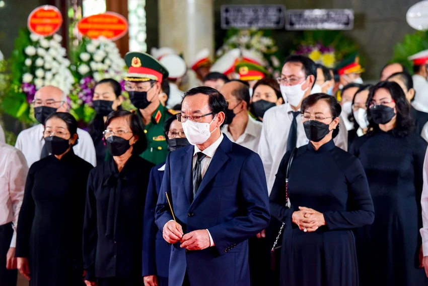 Đến viếng lễ tang, Đoàn Ban Bí thư Trung ương Đảng do ông Nguyễn Văn Nên, Ủy viên Bộ Chính trị làm trưởng đoàn. Đến viếng lễ tang, Đoàn Ban Bí thư Trung ương Đảng do ông Nguyễn Văn Nên, Ủy viên Bộ Chính trị làm trưởng đoàn.