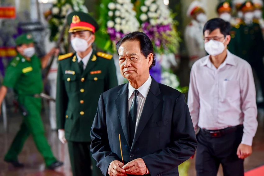 Nguyên Thủ tướng Chính phủ Nguyễn Tấn Dũng đến viếng. Trong sổ tang ông viết bày tỏ niềm thương tiếc: “Người đảng viên cộng sản kiên trung, bất khuất, cả cuộc đời hy sinh, phấn đấu vì nước vì dân; người cán bộ cách mạng lão thành tiêu biểu, mẫu mực và bình dị”. Nguyên Thủ tướng Chính phủ Nguyễn Tấn Dũng đến viếng. Trong sổ tang ông viết bày tỏ niềm thương tiếc: “Người đảng viên cộng sản kiên trung, bất khuất, cả cuộc đời hy sinh, phấn đấu vì nước vì dân; người cán bộ cách mạng lão thành tiêu biểu, mẫu mực và bình dị”.