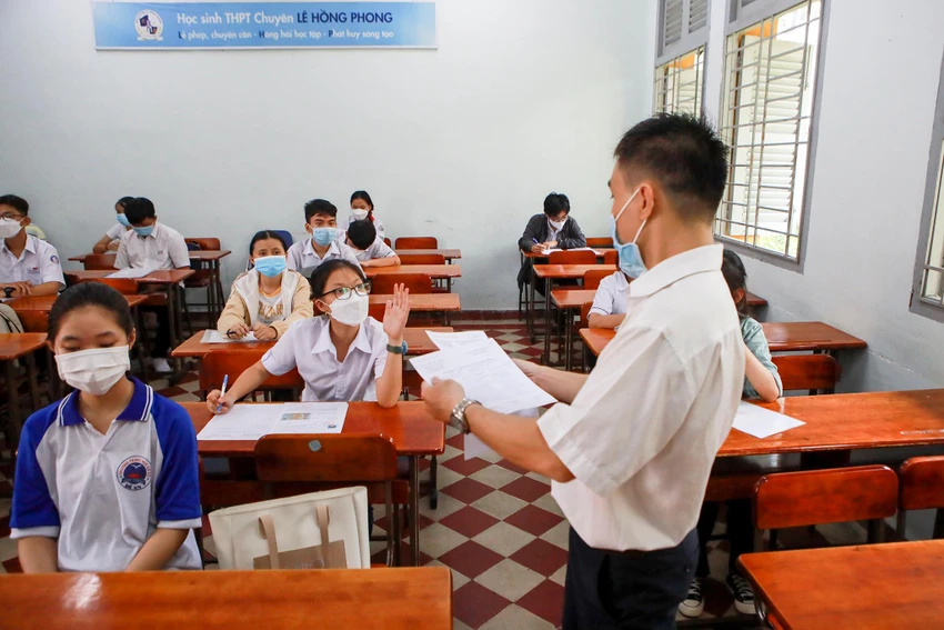 Theo thầy Nguyễn Hồ Thiên Đăng (Trưởng điểm thi): Năm nay, có 598 thí sinh tham gia tuyển sinh vào trường chuyên Lê Hồng Phong. Nhà trường tổ chức 31 phòng thi cho thí sinh. Trong đó, có một phòng 1 thí sinh và một phòng 2 thí sinh. Đó là các thí sinh thi chuyên Tiếng Nhật và chuyên Tiếng Pháp. Theo thầy Nguyễn Hồ Thiên Đăng (Trưởng điểm thi): Năm nay, có 598 thí sinh tham gia tuyển sinh vào trường chuyên Lê Hồng Phong. Nhà trường tổ chức 31 phòng thi cho thí sinh. Trong đó, có một phòng 1 thí sinh và một phòng 2 thí sinh. Đó là các thí sinh thi chuyên Tiếng Nhật và chuyên Tiếng Pháp.