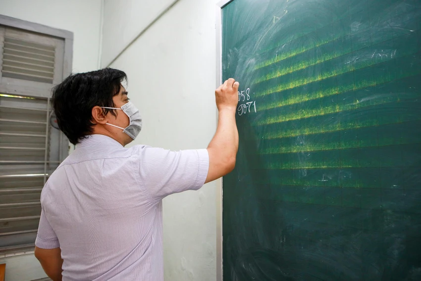 Trong buổi sáng làm thủ tục thi có 41 thí sinh vắng mặt, trong đó có một số em ở tỉnh. Nếu trong ngày mai, các thí sinh nộp đủ hồ sơ hợp lệ cho nhà trường thì vẫn được dự thi bình thường. Cũng theo thầy Đăng, điểm mới trong quy chế thi năm nay là trường không tổ chức khai mạc điểm thi. Nhà trường bố trí một phòng để đồ cho thí sinh. Vì thế thí sinh chỉ được mang dụng cụ phục vụ cho quá trình thi như bút, thước, giấy tờ... Trong buổi sáng làm thủ tục thi có 41 thí sinh vắng mặt, trong đó có một số em ở tỉnh. Nếu trong ngày mai, các thí sinh nộp đủ hồ sơ hợp lệ cho nhà trường thì vẫn được dự thi bình thường. Cũng theo thầy Đăng, điểm mới trong quy chế thi năm nay là trường không tổ chức khai mạc điểm thi. Nhà trường bố trí một phòng để đồ cho thí sinh. Vì thế thí sinh chỉ được mang dụng cụ phục vụ cho quá trình thi như bút, thước, giấy tờ...