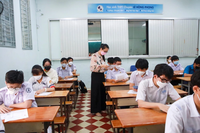 Cán bộ coi thi kiểm tra giấy tờ cho các em học sinh. Cán bộ coi thi kiểm tra giấy tờ cho các em học sinh.