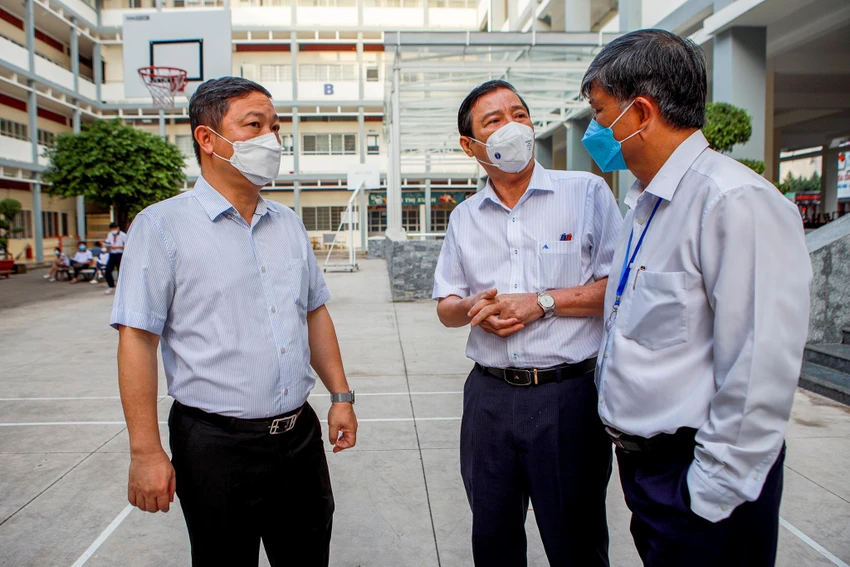 Ngoài những vấn đề trên ông còn lưu ý nhà trường bố trí chỗ đậu xe cho phụ huynh khi chờ và đón con để tránh xảy ra ùn ứ. Sau trường THPT Bùi Thị Xuân, Đoàn công tác sẽ đi kiểm tra tại các trường còn lại là Trường THPT chuyên Lê Qúy Đôn, quận 5, Trường THCS Bàn Cờ, quận 3. Ngoài những vấn đề trên ông còn lưu ý nhà trường bố trí chỗ đậu xe cho phụ huynh khi chờ và đón con để tránh xảy ra ùn ứ. Sau trường THPT Bùi Thị Xuân, Đoàn công tác sẽ đi kiểm tra tại các trường còn lại là Trường THPT chuyên Lê Qúy Đôn, quận 5, Trường THCS Bàn Cờ, quận 3.