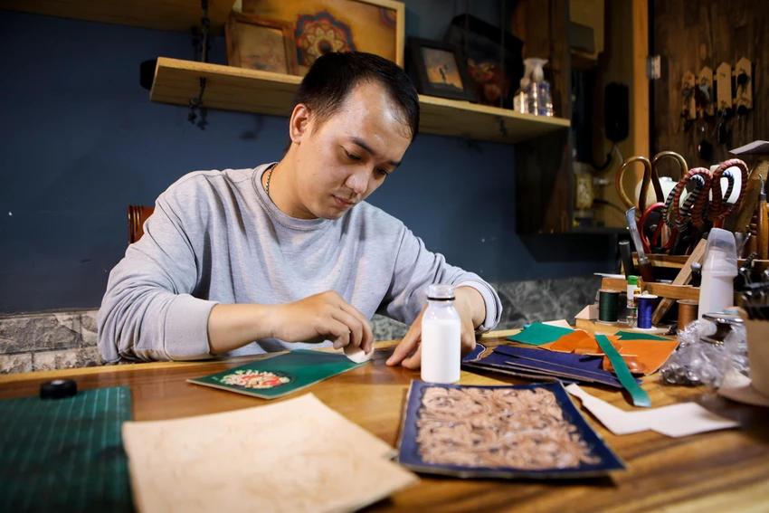 Anh Dương Minh Tuấn trong không gian làm việc. Anh Dương Minh Tuấn trong không gian làm việc.