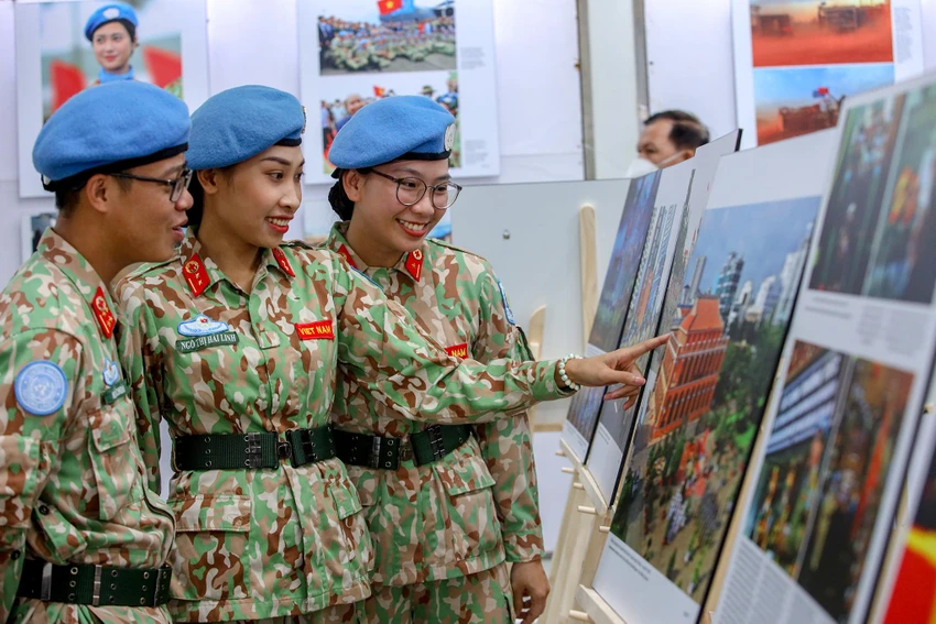 Các chiến sĩ mũ nồi xanh xem lại những hình ảnh của mình tại Nam Sudan.