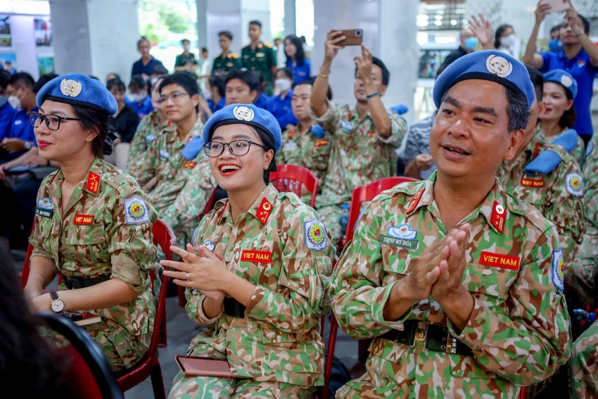 Buổi triển lãm có sự góp mặt của các chiến sĩ thuộc Bệnh viện dã chiến Cấp 2, số 3 và số 4, cũng là những nhân vật góp mặt trong các bức ảnh của tác giả Nguyễn Á.