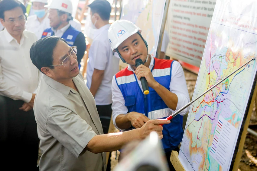 Thủ tướng đề nghị TP.HCM nghiên cứu tăng cường khai thác không gian ngầm tại khu vực các ga, nhất là ga Bến Thành. Đồng thời, các bên liên quan phải hoàn thành dứt điểm dự án Metro Bến Thành - Suối Tiên, các bộ, ngành, cơ quan vào cuộc giải quyết cụ thể những khó khăn, vướng mắc cho dự án. Thủ tướng đề nghị TP.HCM nghiên cứu tăng cường khai thác không gian ngầm tại khu vực các ga, nhất là ga Bến Thành. Đồng thời, các bên liên quan phải hoàn thành dứt điểm dự án Metro Bến Thành - Suối Tiên, các bộ, ngành, cơ quan vào cuộc giải quyết cụ thể những khó khăn, vướng mắc cho dự án.