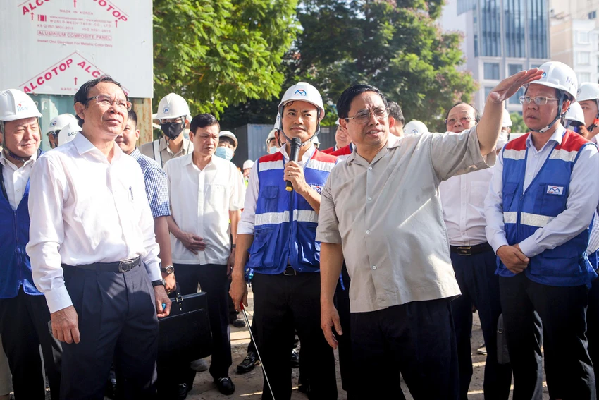 Sáng ngày 27-7, Thủ tướng Chính phủ Phạm Minh Chính và đoàn công tác đã đến khảo sát dự án hạ tầng giao thông trọng điểm tại TP.HCM là tuyến Metro 1 Bến Thành - Suối Tiên. Đại diện lãnh đạo TP.HCM gồm có Bí thư Thành ủy Nguyễn Văn Nên; Chủ tịch UBND TP.HCM Phan Văn Mãi và lãnh đạo các sở, ban, ngành TP cùng tham dự. Sáng ngày 27-7, Thủ tướng Chính phủ Phạm Minh Chính và đoàn công tác đã đến khảo sát dự án hạ tầng giao thông trọng điểm tại TP.HCM là tuyến Metro 1 Bến Thành - Suối Tiên. Đại diện lãnh đạo TP.HCM gồm có Bí thư Thành ủy Nguyễn Văn Nên; Chủ tịch UBND TP.HCM Phan Văn Mãi và lãnh đạo các sở, ban, ngành TP cùng tham dự.