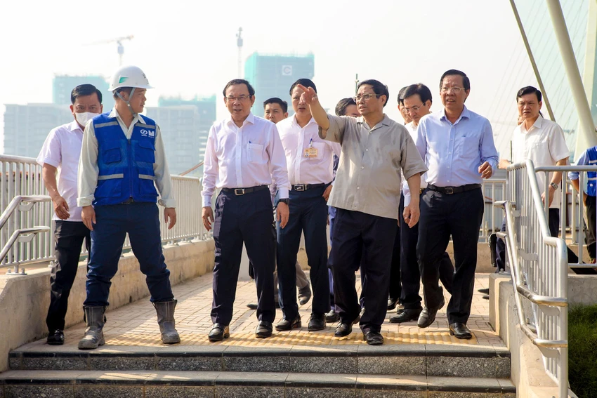 Rời ga Bến Thành, đoàn công tác của Thủ tướng tiếp tục thị sát tầng B1, ga Trung tâm Bến Thành và ga Ba Son. Thủ tướng chỉ đạo cần phải tập trung hoàn thành tuyến số 1, làm chỗ nào xong chỗ đó. Đối với các dự án tiếp theo, cần giảm các thủ tục hành chính rườm rà để đẩy nhanh tiến độ. Rời ga Bến Thành, đoàn công tác của Thủ tướng tiếp tục thị sát tầng B1, ga Trung tâm Bến Thành và ga Ba Son. Thủ tướng chỉ đạo cần phải tập trung hoàn thành tuyến số 1, làm chỗ nào xong chỗ đó. Đối với các dự án tiếp theo, cần giảm các thủ tục hành chính rườm rà để đẩy nhanh tiến độ.
