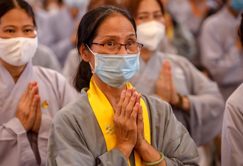Cô Hoa Tâm (TP Thủ Đức) cho biết: "Đại dịch đã qua nhưng những đau thương vẫn còn day dứt. Trong tâm niệm hướng về những người đã không may ra đi vì đại dịch, tôi mong người thân, bạn bè an nghỉ. Mong cho đại dịch sẽ mãi mãi chấm dứt". Cô Hoa Tâm (TP Thủ Đức) cho biết: "Đại dịch đã qua nhưng những đau thương vẫn còn day dứt. Trong tâm niệm hướng về những người đã không may ra đi vì đại dịch, tôi mong người thân, bạn bè an nghỉ. Mong cho đại dịch sẽ mãi mãi chấm dứt".