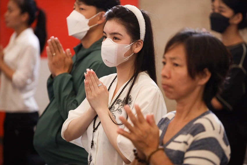 Nhiều người dân đến từ các quận, huyện trên địa bàn TP.HCM, tuy gia đình không có người thân mất trong đại dịch vừa qua nhưng cũng phát tâm đến để san sẻ nỗi đau, cầu siêu cho người đã mất. Đại lễ sẽ diễn ra trong 3 ngày (từ ngày 18 đến 20-8). Nhiều người dân đến từ các quận, huyện trên địa bàn TP.HCM, tuy gia đình không có người thân mất trong đại dịch vừa qua nhưng cũng phát tâm đến để san sẻ nỗi đau, cầu siêu cho người đã mất. Đại lễ sẽ diễn ra trong 3 ngày (từ ngày 18 đến 20-8).