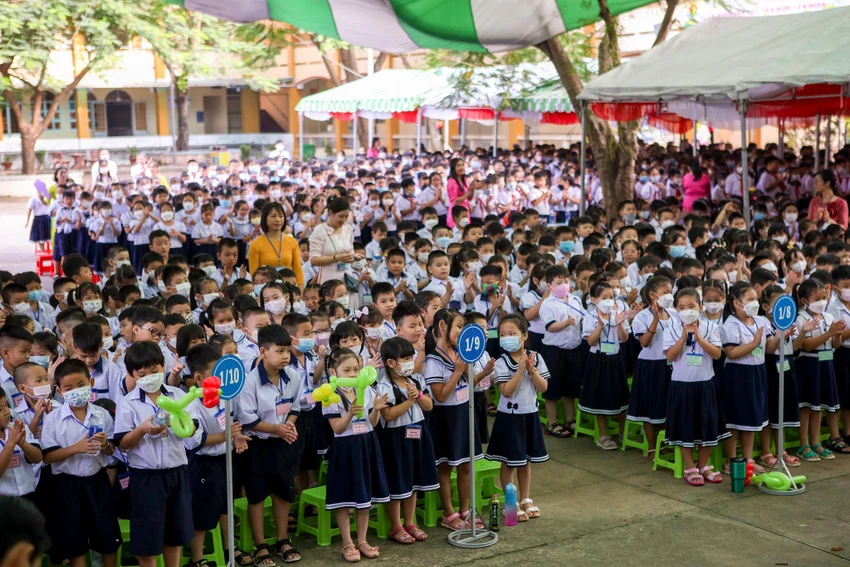 Sáng 5-9, khoảng 23 triệu học sinh cả nước dự lễ khai giảng năm học 2022-2023. Tại trường tiểu học Lê Văn Thọ, hơn 4.000 em học sinh cũng náo nức chào đón năm học mới. Sáng 5-9, khoảng 23 triệu học sinh cả nước dự lễ khai giảng năm học 2022-2023. Tại trường tiểu học Lê Văn Thọ, hơn 4.000 em học sinh cũng náo nức chào đón năm học mới.