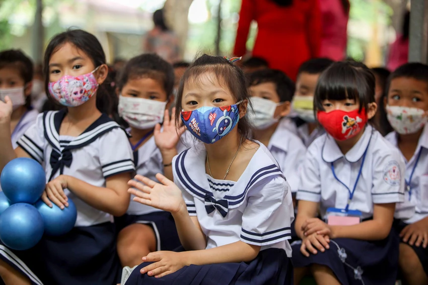 Trước đây, trường có 12 lớp 1 được học 2 buổi/ngày, nhưng do sĩ số của trường quá cao, nên năm học 2020 – 2021, toàn bộ học sinh của trường chỉ được học 1 buổi/ngày (kể cả thứ 7). Trước đây, trường có 12 lớp 1 được học 2 buổi/ngày, nhưng do sĩ số của trường quá cao, nên năm học 2020 – 2021, toàn bộ học sinh của trường chỉ được học 1 buổi/ngày (kể cả thứ 7).